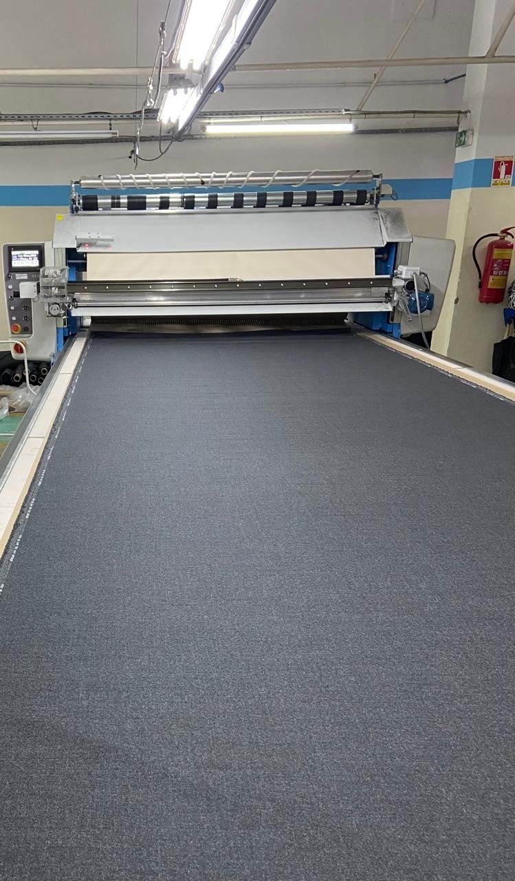 Étalage et découpe automatisée du tissu